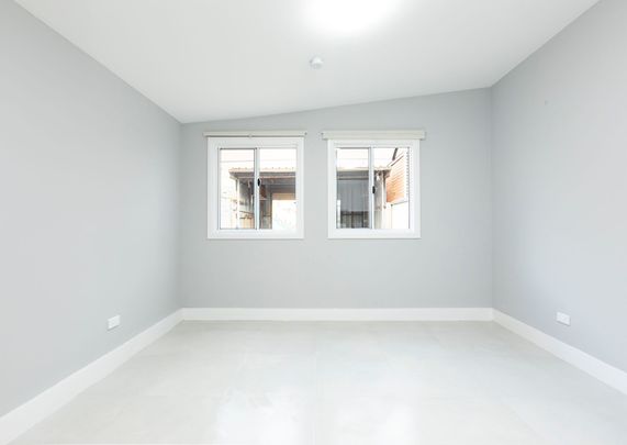 Renovated three bedroom terrace with garage-HOLDING DEPOSIT RECEIVED! - Photo 1