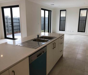 Spacouis 4 Bed 3 Bath Luxury Contemporary Living Close to Train Sta... - Photo 5