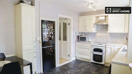 Cozy room to rent in 3-bedroom house in Ballymun, Dublin - Photo 2