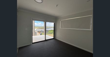 Spacious and Modern 4 Bedroom Home - Photo 5