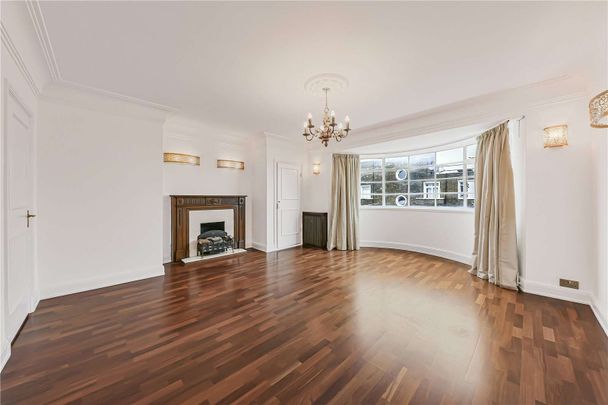 Lateral three bedroom set in a prestigious building in St. John's Wood with views into Regents Park - Photo 1