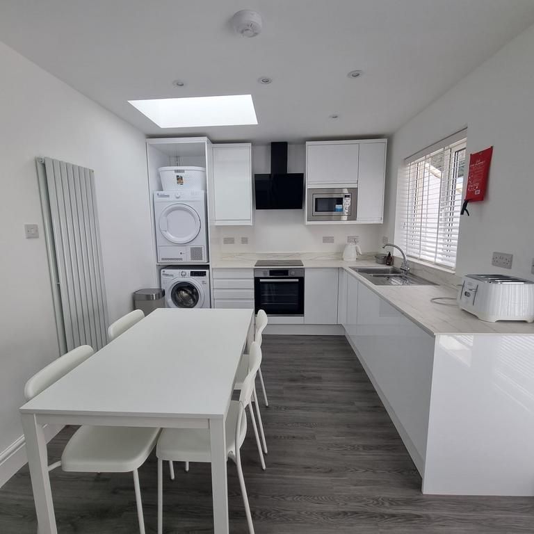 6 bedroom semi-detached house to rent - Photo 1