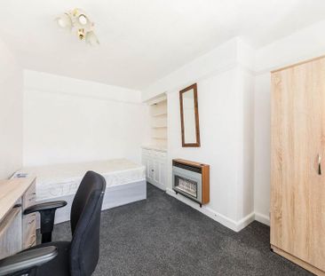 4 bedroom end of terrace house to rent - Photo 3