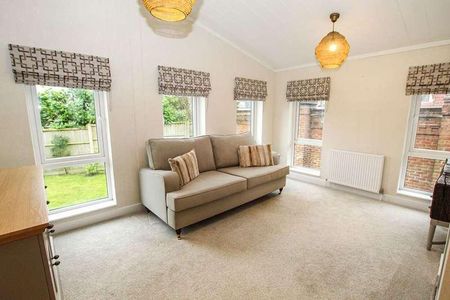 Lodge Thames Retreat, Chertsey Lane, Staines-upon-thames, TW18 - Photo 5