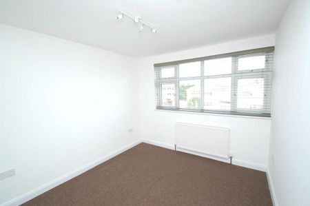 3 bedroom link detached house to rent - Photo 3