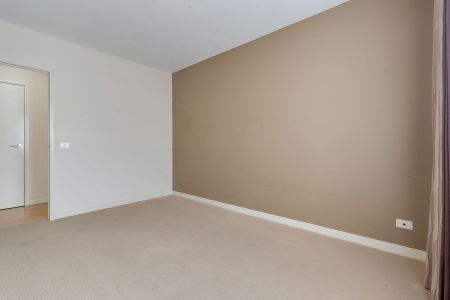 Bright & Spacious! - Photo 3