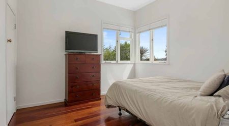 Charming 3-Bedroom Home with Large Backyard & Standalone Garage - Pet-Friendly! - Photo 3