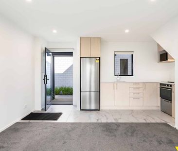 Spacious One-Bedroom with Courtyard & Storage - Photo 2