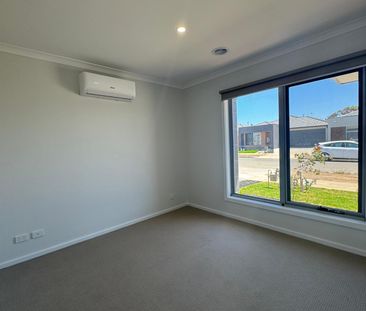 8 Buttercup Crescent, Armstrong Creek VIC 3217 - House For Rent | D... - Photo 3