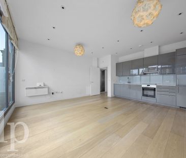 3 Bedroom Flat, Marshall Street, London, Greater London, Soho, W1F - Photo 1