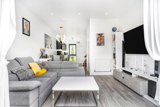 3 Bed Terraced House, South End, CR0 - Photo 1