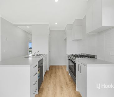 35 Portulaca Avenue, Manor Lakes VIC, Belconnen - Photo 2