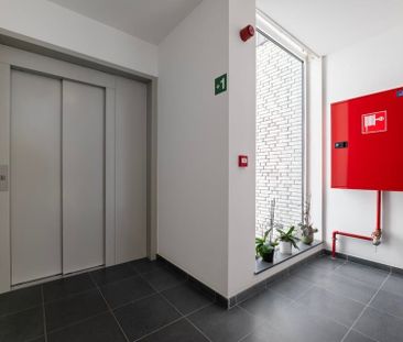 KNAP APPARTEMENT MET 1 SLAAPKAMER EN STAANPLAATS IN SINT-TRUIDEN - Photo 5