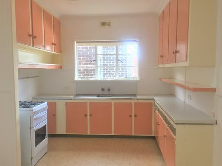 FAMILY ORIENTED THREE BEDROOM HOME IN GOOD LOCATION ! - Photo 4