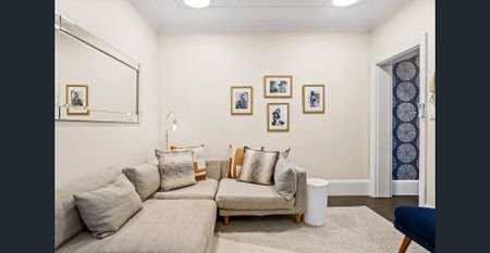 Comfy 2-Bed Apartment with A/C Throughout, Bills and furniture included - Short Term Leases Available - Photo 2