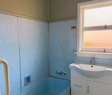 Priced to reflect its charm and retro style - Photo 3