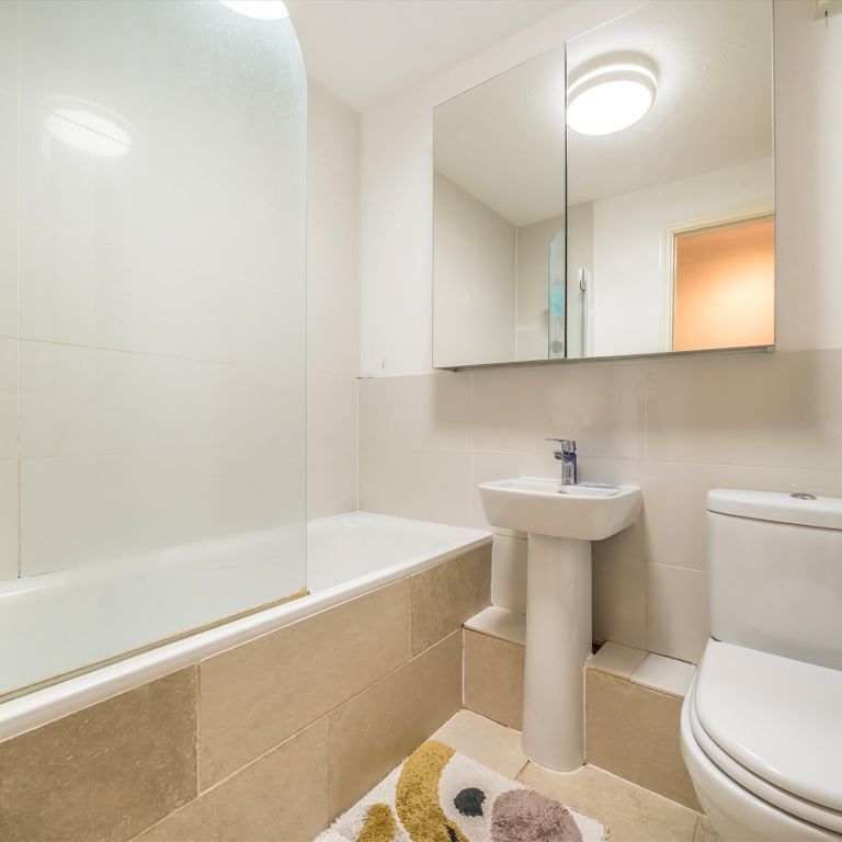 Monmouth Close, W4 5DQ, London - Photo 1