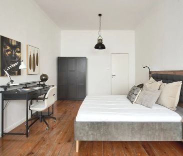 Room in a shared 13-bedroom apartment for rent in Lisbon. - Foto 3