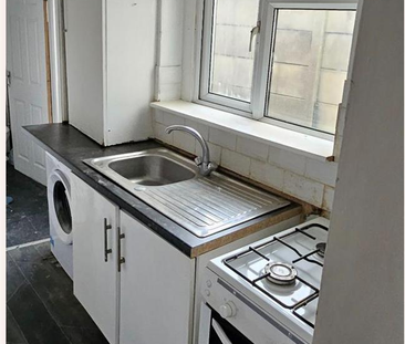 4 bedroom end of terrace house to rent - Photo 5