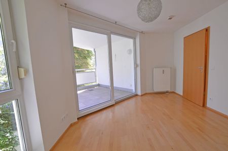 3,5 helle Zimmer, 2 Balkone, 2 Keller und 2 Tiefgaragenplätze suchen ab sofort neue Mieter! - Photo 2