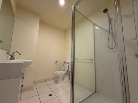 Urban Convenience Meets Stylish Simplicity in the Heart of Melbourne - Photo 3