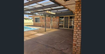 Spacious 4-Bedroom Family Home with Pool - Photo 5