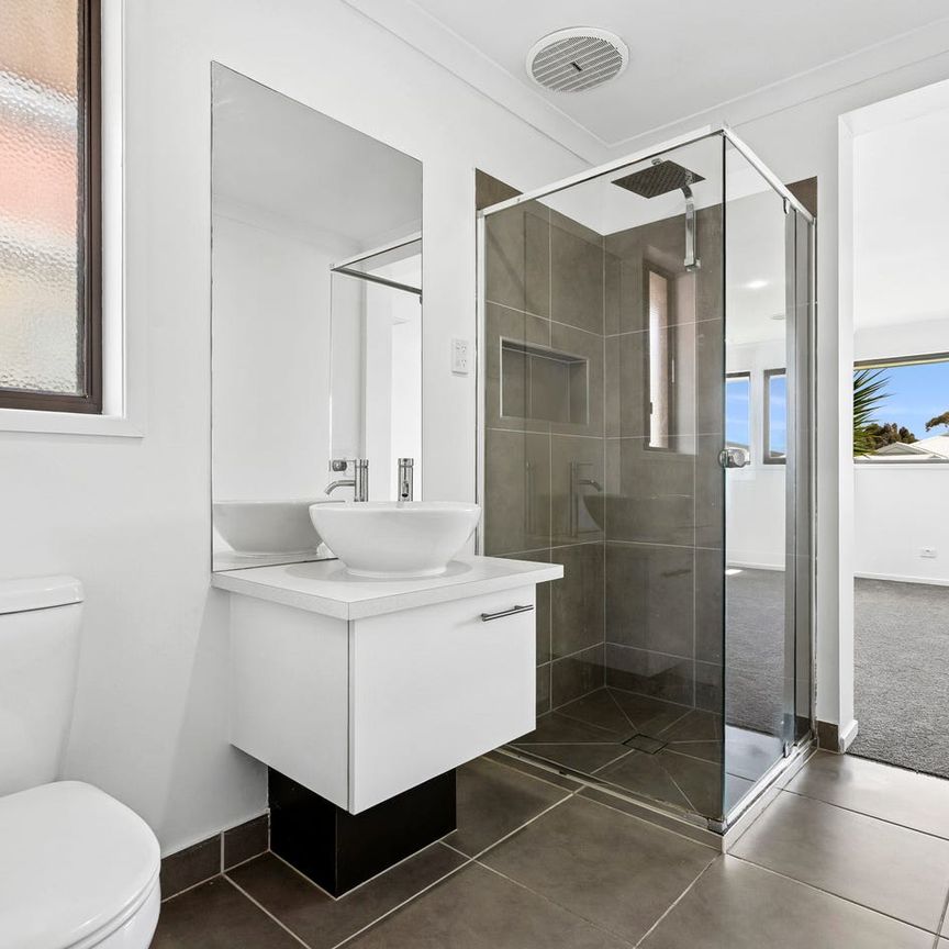 Stunning & Spacious Family Home - Photo 1