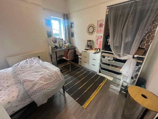 Flat, Robin Hood Lane, Sutton, SM1 - Photo 1