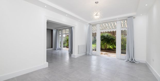 A recently refurbished bright and spacious 4 bedroom apartment located on the raised ground floor in a purpose built mansion block in the heart of Marylebone. - Photo 1