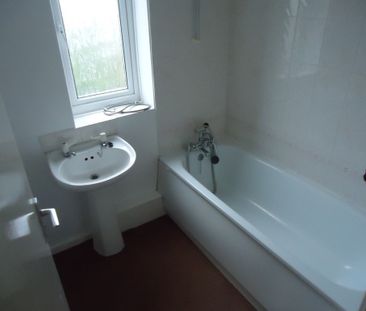 3 Bedroom Semi-Detached House - Photo 6