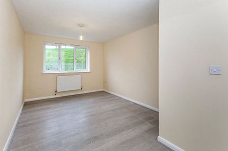 Town Lane, Stanwell, Staines-upon-Thames, Surrey, TW19 7BZ - Photo 4