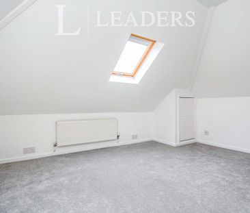 4 bedroom bungalow to rent Hamble Road, Oakdale, Poole, BH15 - Photo 3