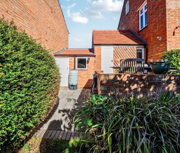 4 bedroom semi-detached house to rent - Photo 3