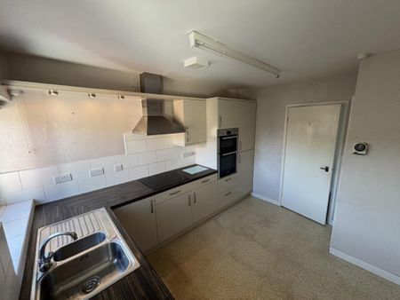 2 bedroom semi-detached bungalow to rent - Photo 3