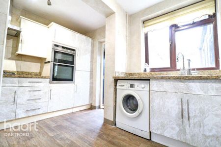 4 bedroom semi-detached house to rent - Photo 2