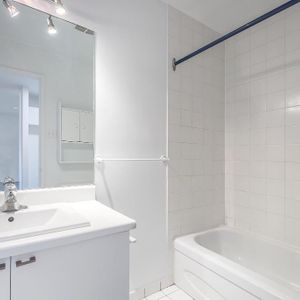 3 1/2 FRAIS PEINT SAINT-LAMBERT (IMMEUBLE BÉTON) - Photo 2