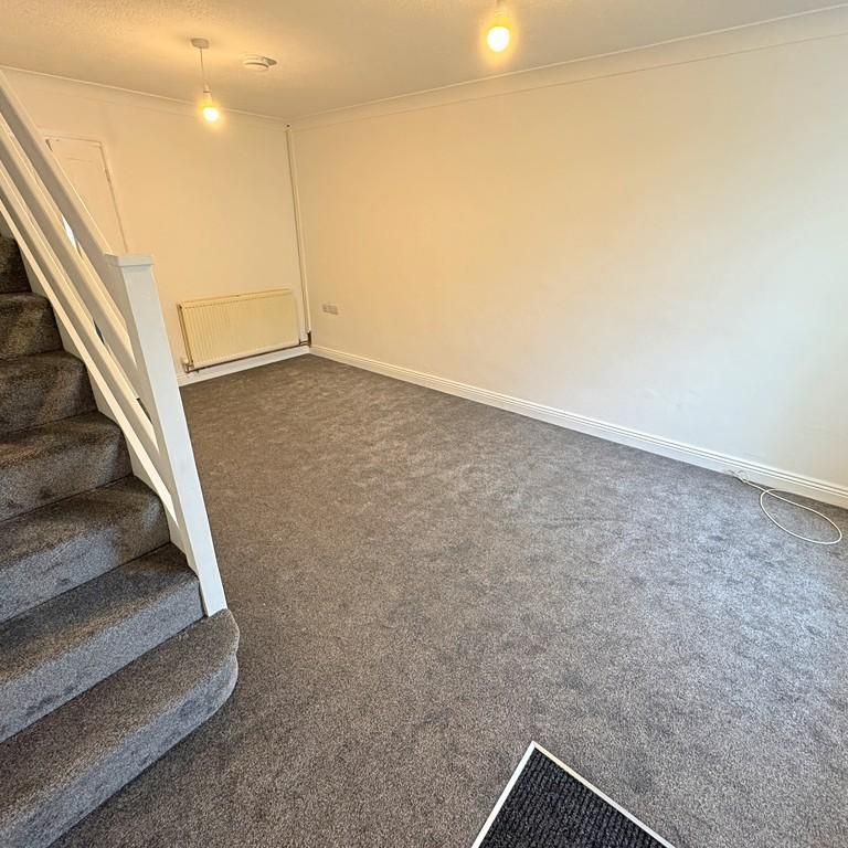 2 bedroom end of terrace house to rent - Photo 1