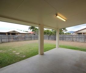 Comfortable Family Living in a Quiet Court, Spacious Yard and Enter... - Photo 2
