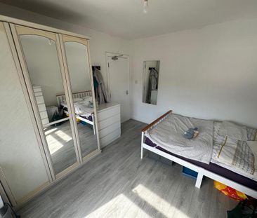 4 bedroom semi-detached house to rent - Photo 2