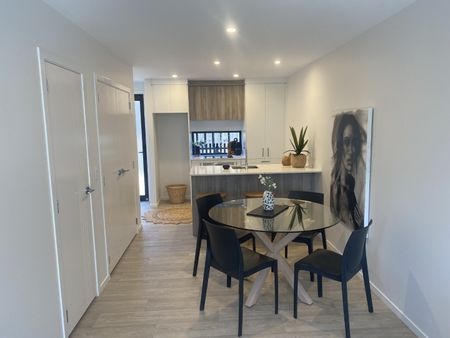 Beautifully Near New Townhouse - Greerton - Photo 2