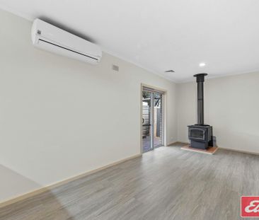 4 BEDROOM HOME ON HUGE BLOCK! - Photo 2