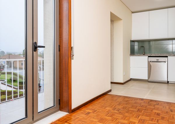 2+1 Bedroom Apartment in Canidelo (Remodeled)