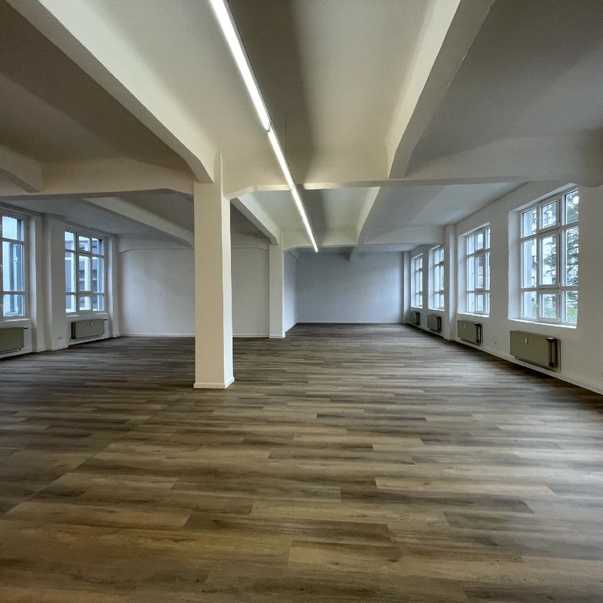 FRISCH RENOVIERTES BÜRO AUF 255m² IN ZENTRALER LAGE - Photo 1