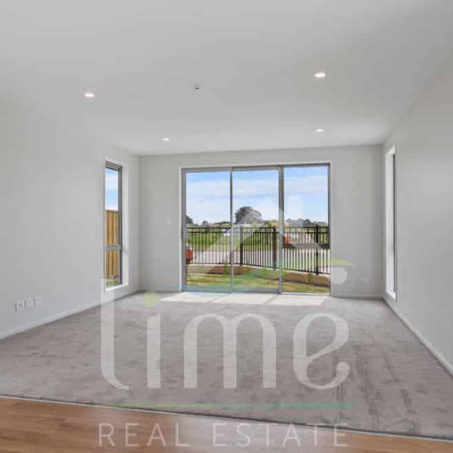 Inviting, impressive and ideal location! - Photo 1