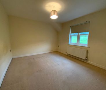 2 bedroom Flat To Let - Photo 3