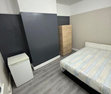 4 bedroom flat to rent - Photo 2