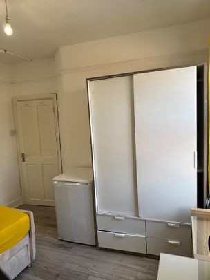 Room in a Shared House, Colindale Avenue, NW9 - Photo 1