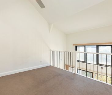 Sun-lit and Spacious Top Floor Apartment - Photo 1