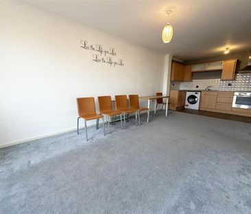 2 bedroom flat to rent - Photo 2
