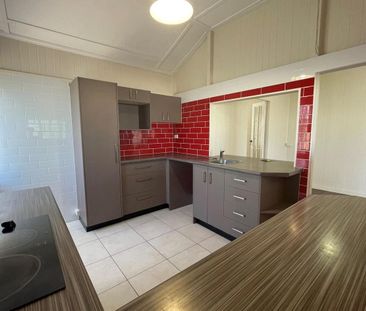 Renovated unit, closed to everything! - Photo 6